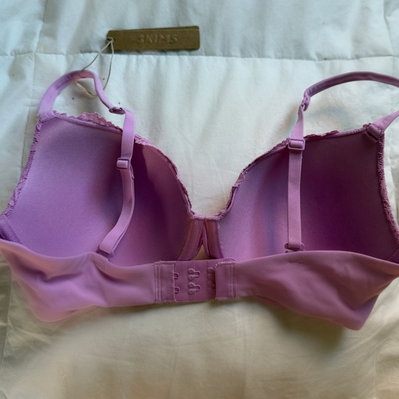 New with tags. SKIMS Pink Lace T-Shirt Bra - 34 C - Picture 2 of 5